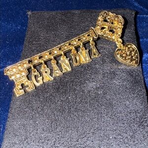 AVON GRANDMA skeleton “the key to my heart” gold tone pin 🐈‍⬛